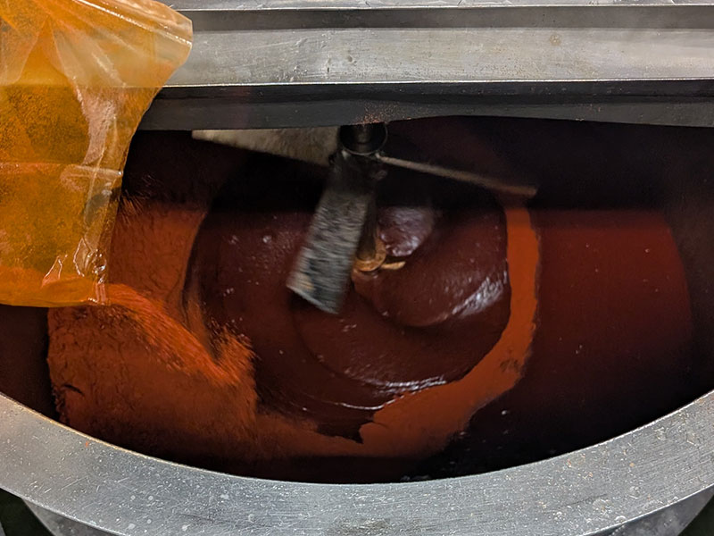 豊かな香りと風味を出すパプリカを投入