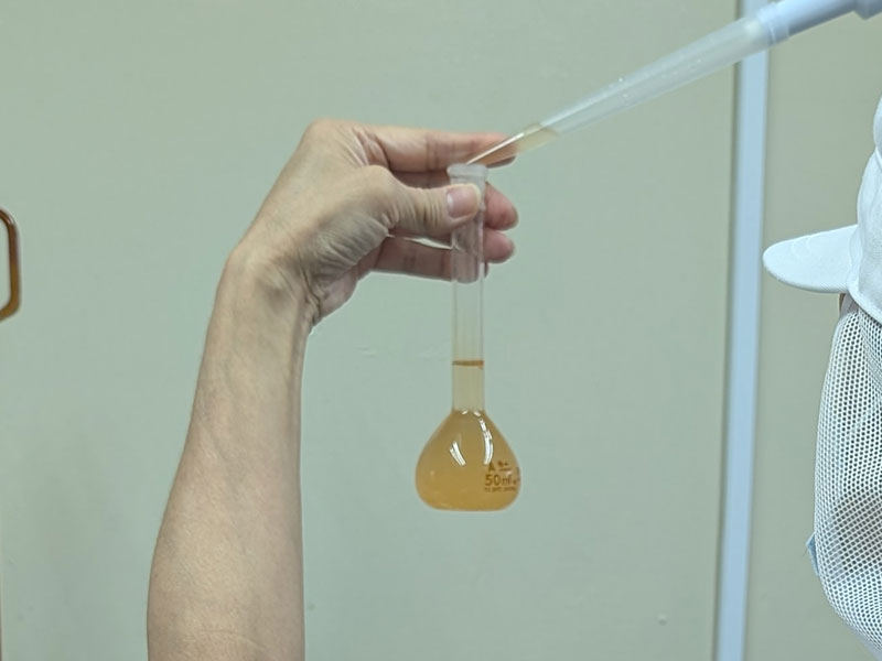 製造のたびに糖度などを計測して充填