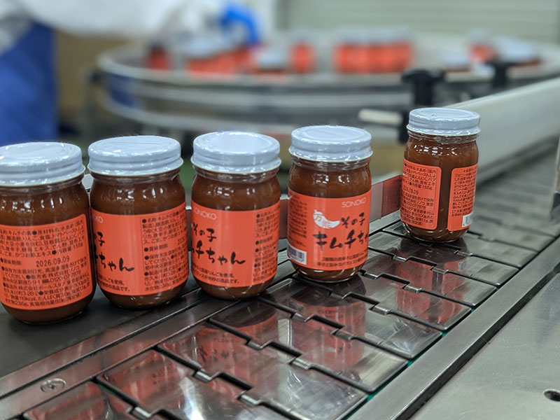 重量の確認を経て運ばれるボトル